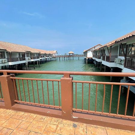 Cuti-Cuti Port Dickson Water Chalet Hotel Exterior photo